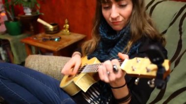 Oturma odasında gitar çalan kız.. 