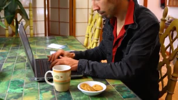 Masadaki adam dizüstü bilgisayarla çalışıyor. — Stok video