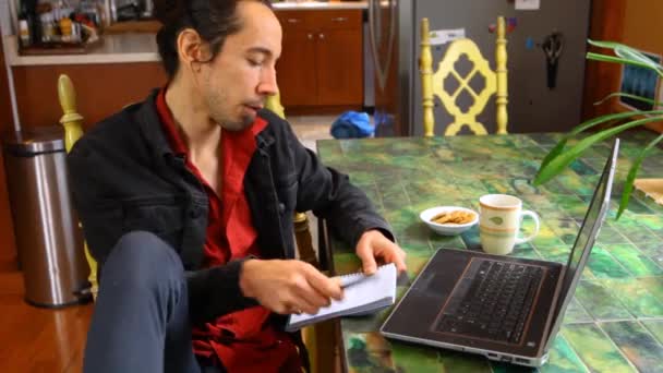 L'homme à la table travaille avec un ordinateur portable — Video