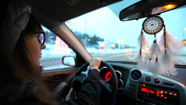 Chica conduciendo por la noche en el invierno — Vídeo de stock