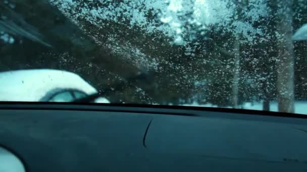Дворники вытирают снег в лобовом стекле — стоковое видео