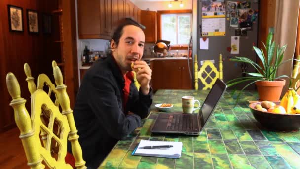 Masadaki adam dizüstü bilgisayarla çalışıyor. — Stok video