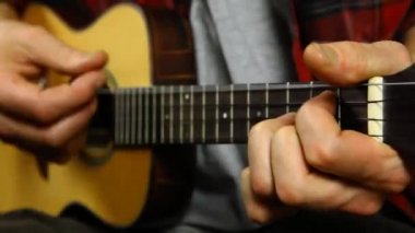 Ukulele çalan bir adam. 