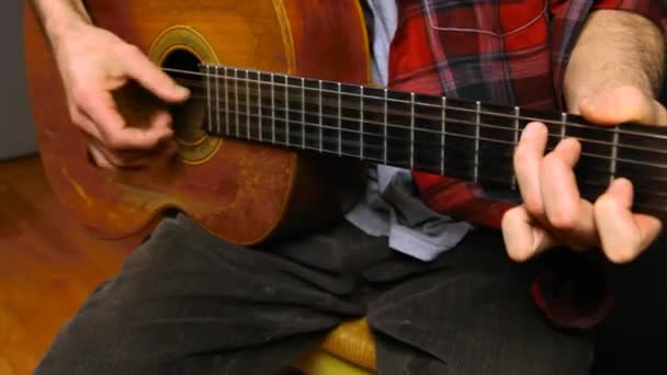 Man fingerpicking op klassieke gitaar. — Stockvideo