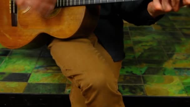 Ο άνθρωπος παίζει κλασική κιθάρα στο σπίτι — Αρχείο Βίντεο