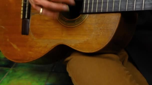 De mens speelt thuis klassieke gitaar — Stockvideo