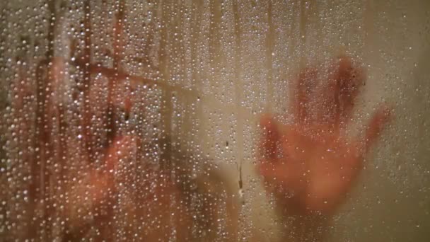 Homme prenant une douche. — Video