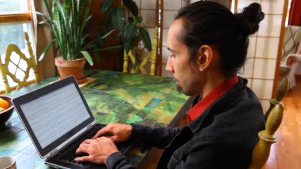 Homem na mesa está trabalhando com laptop — Vídeo de Stock