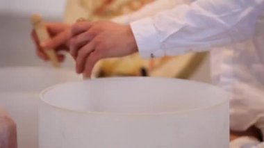 Kristal kaseler çalan ve şifalı müzik söyleyen adam.