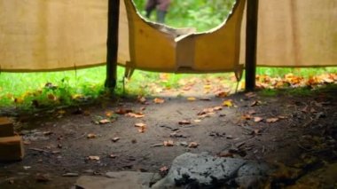 Dışarıda Yoga yapan erkek.