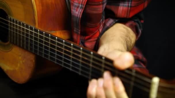 Гітарист сидить, щоб грати музику . — стокове відео