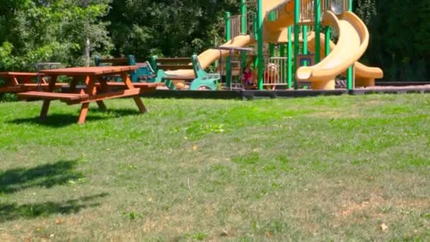 Criança solitária no parque infantil . — Vídeo de Stock