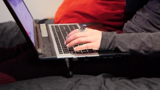 Mädchen auf ihrem Laptop im Schlafzimmer. — Stockvideo