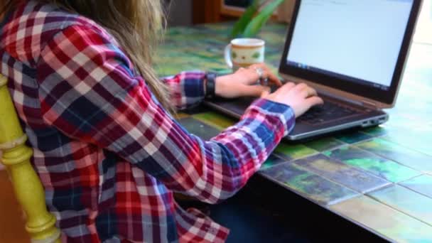 Frau am Tisch arbeitet mit Laptop — Stockvideo