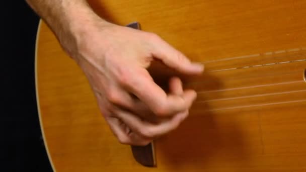 Man fingerpetar på klassisk gitarr. — Stockvideo