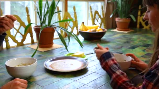 Coppia con zuppa fatta in casa per pranzo — Video Stock