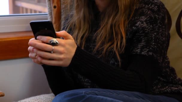 Mädchen benutzt Handy im Wohnzimmer — Stockvideo