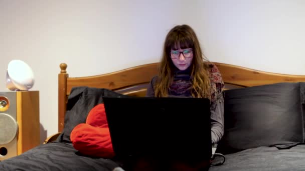 Κορίτσι στο laptop της στην κρεβατοκάμαρα. — Αρχείο Βίντεο