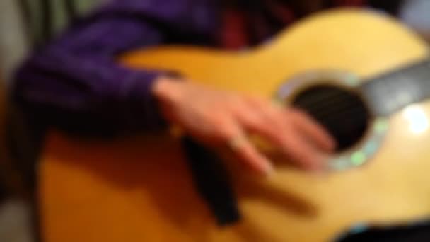 Mann spielt Gitarre im Wohnzimmer. — Stockvideo