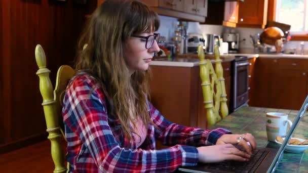 Femme à la table de travail avec ordinateur portable — Video