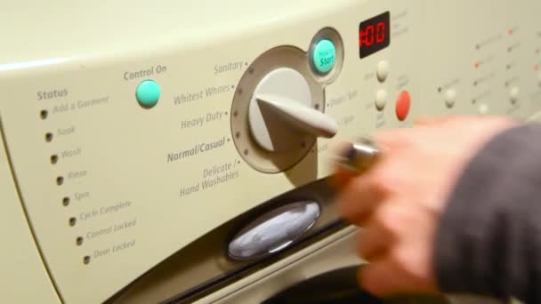 Fille faire la lessive . 