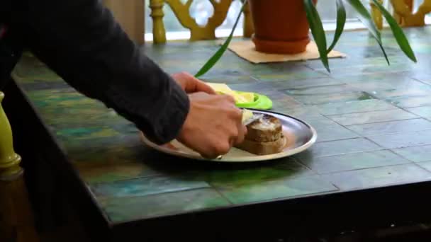 Boteren van volkoren toast op de tafel — Stockvideo