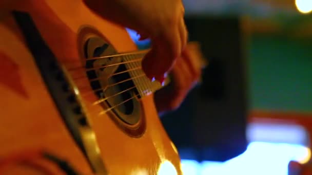 Gitarrist spielt in Kneipe auf Akustik — Stockvideo