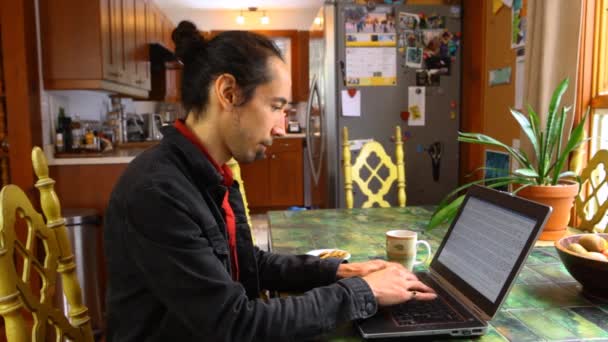 Muž u stolu pracuje s laptopem — Stock video