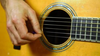 Gitaristler telleri seçiyor.
