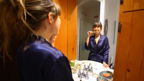 Dziewczyna szczotkowanie zębów w łazience. — Wideo stockowe