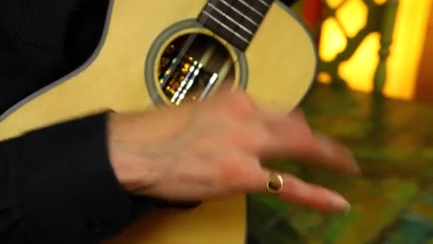 Joven está jugando en un pequeño ukelele — Vídeos de Stock