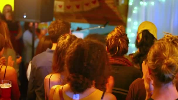 Молодые люди аплодируют шоу в пабе — стоковое видео