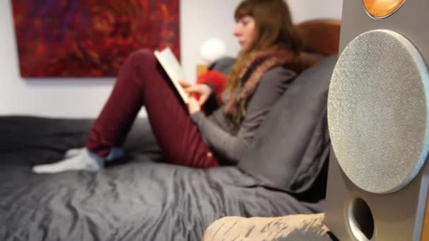침실에서 독서 하는 여자. — 비디오