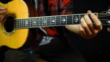 Adam akustik gitarda tıngırdıyor.. 