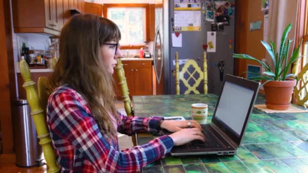 Mulher na mesa trabalhando com laptop — Vídeo de Stock