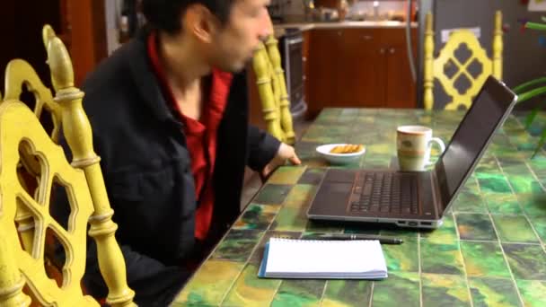 L'uomo al tavolo sta lavorando con il computer portatile — Video Stock