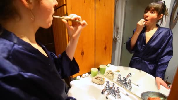 女孩在浴室刷牙. — 图库视频影像