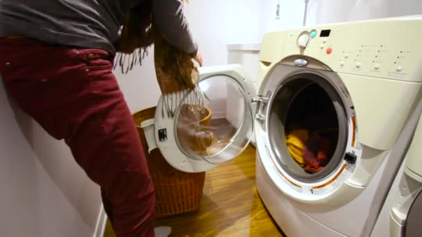 Girl doing laundry. — Stock Video