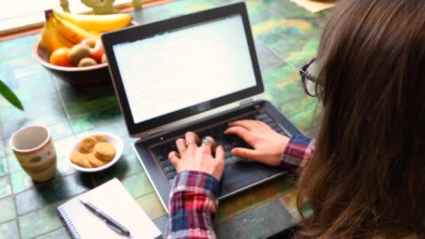 Mujer en la mesa trabajando con portátil — Vídeos de Stock