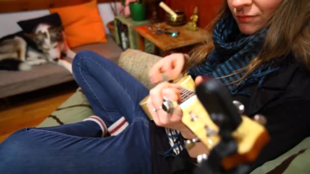 Chica jugando ukelele en sala de estar . — Vídeo de stock