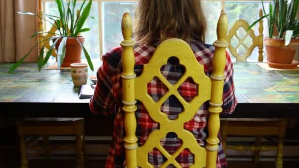 Vrouw aan tafel werkend met laptop — Stockvideo