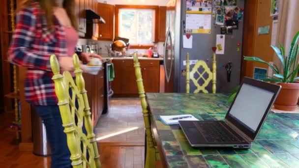 Vrouw aan tafel werkend met laptop — Stockvideo