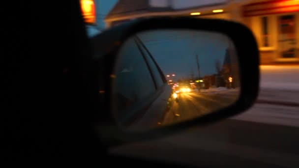 Guardando attraverso lo specchio retrovisore — Video Stock