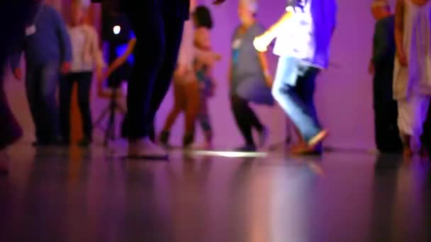 Alacsony szög a zokniban táncoló embereken — Stock videók