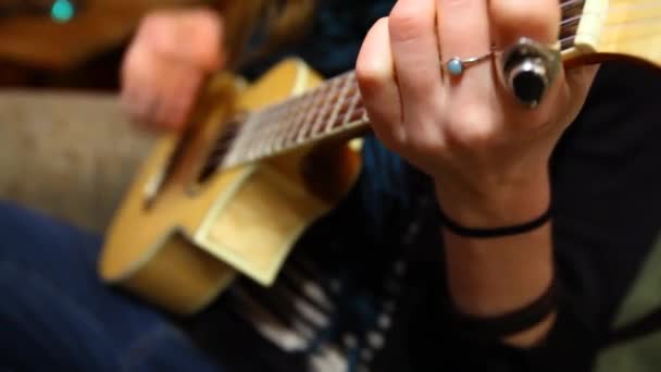 Lány játszik ukulele a nappaliban. — Stock videók