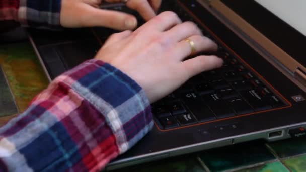 Vrouw aan tafel werkend met laptop — Stockvideo