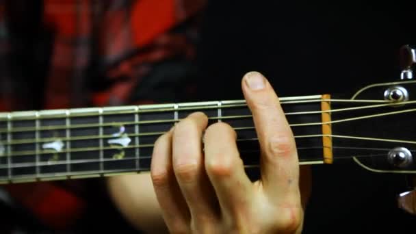 Guitarists αριστερό χέρι παίζει συγχορδίες. — Αρχείο Βίντεο