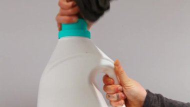 Çamaşır deterjanı dolduran kız. 