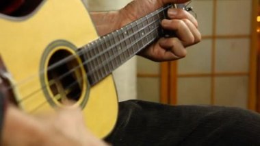 Ukulele çalan bir adam. 