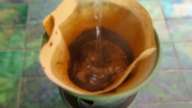Masada filtre kahve demliyorum.
